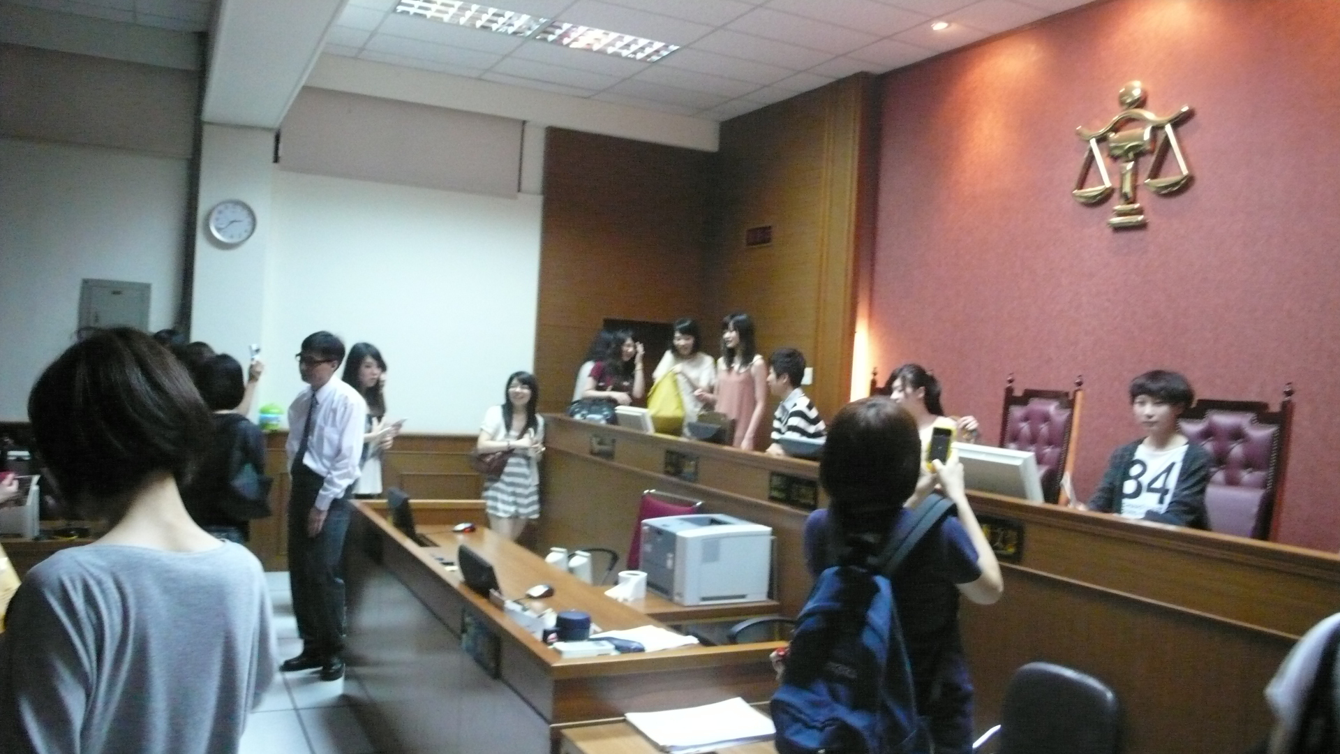 05/19同學們在模擬法庭活動