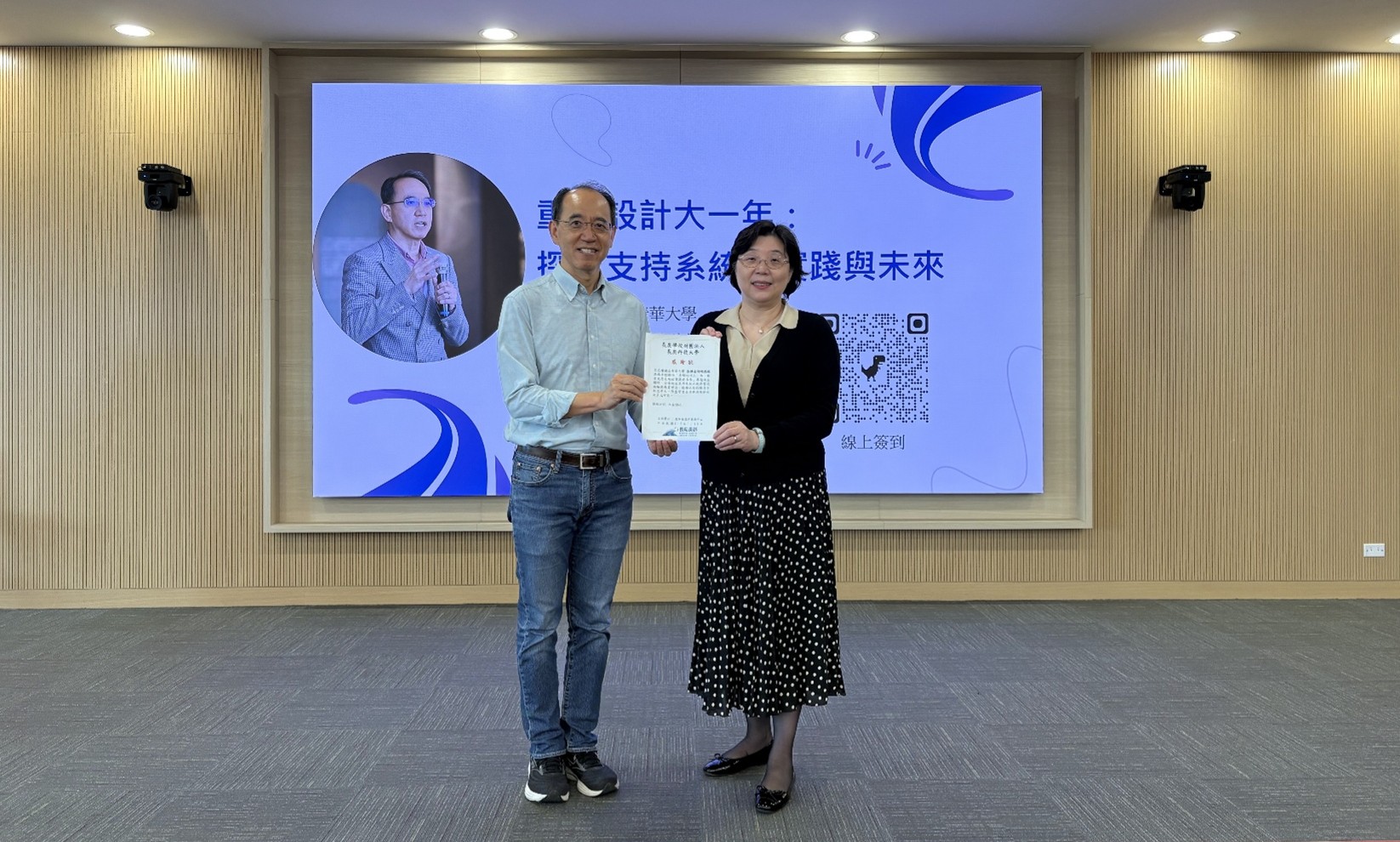 范君瑜校長(右)致贈感謝狀予清華大學焦傳金特聘教授(左)，感謝教授蒞校分享大一年支持系統實務經驗。