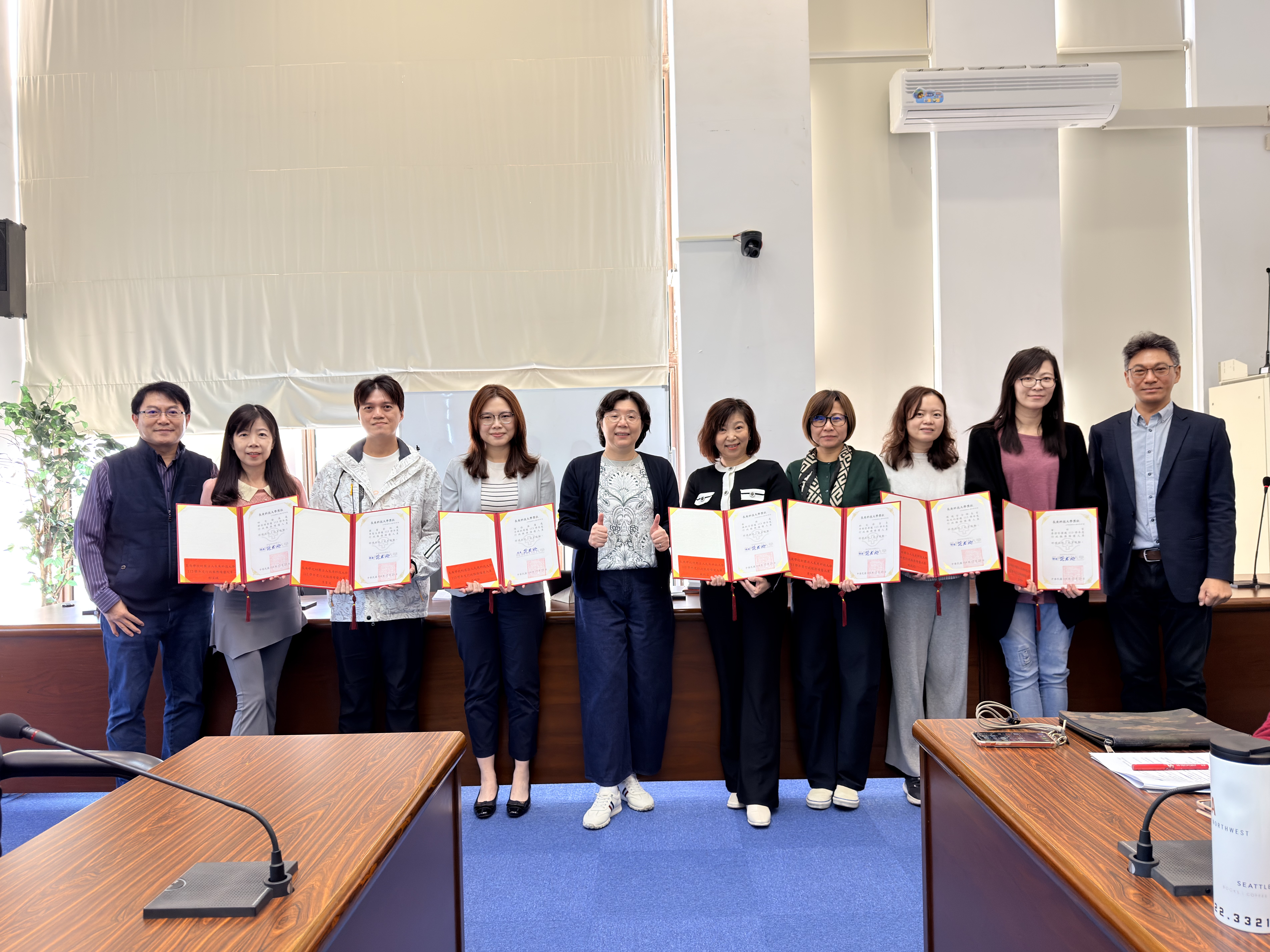 113學年度行政服務績優表揚大合照