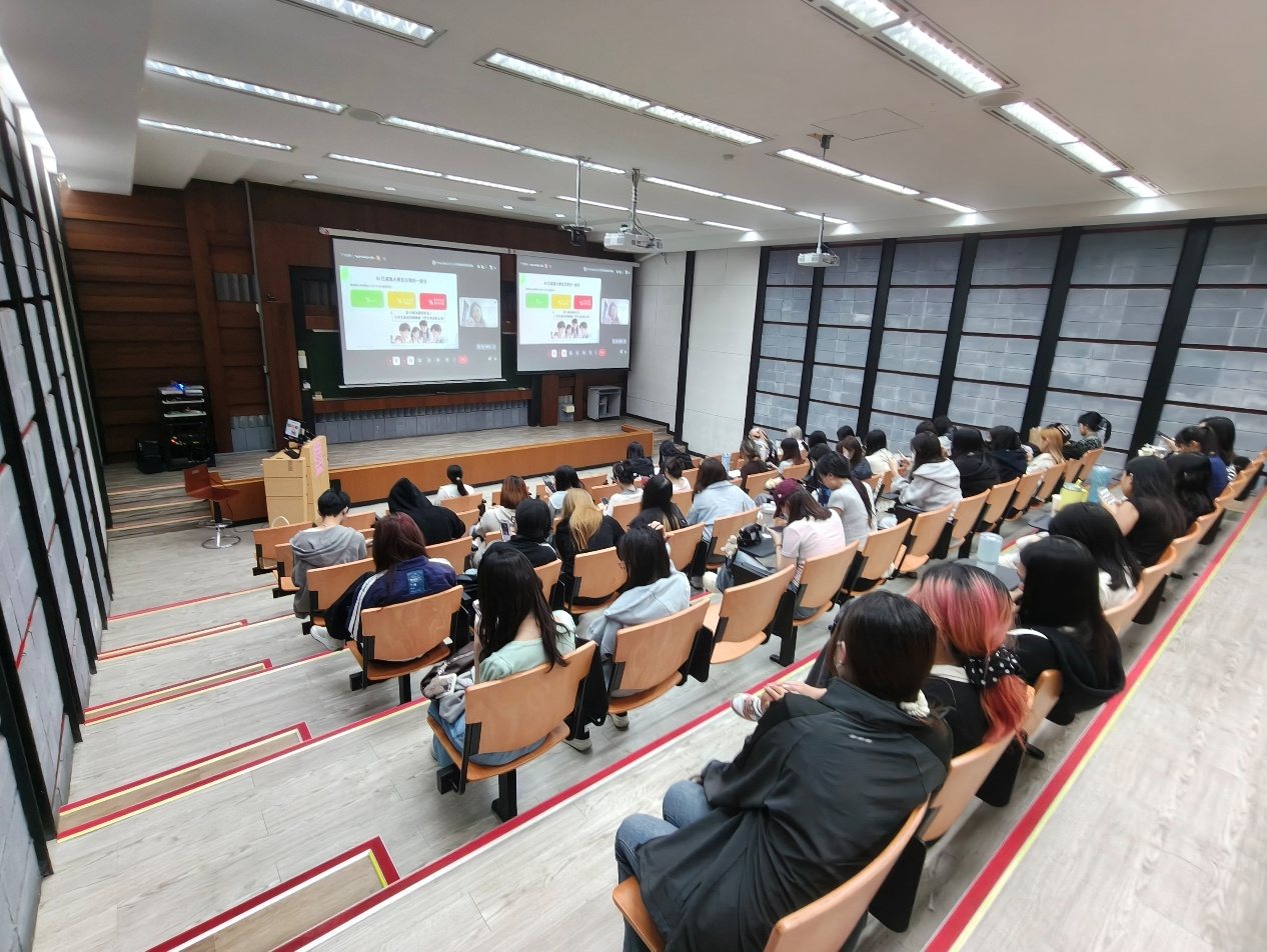 學生於階梯教室連線參與跨校 AI 講座,前方投影幕播放講座畫面