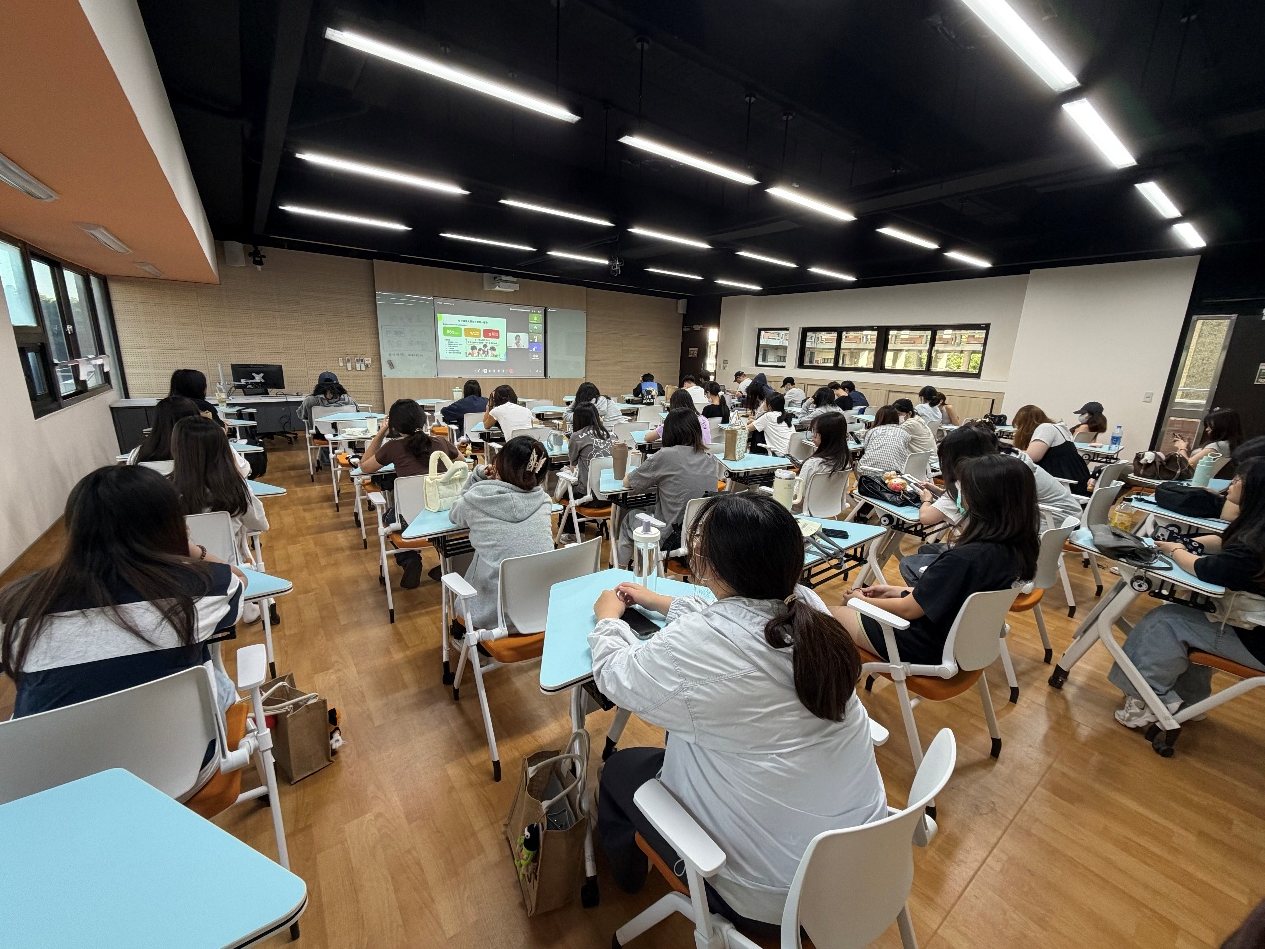 學生於教室內觀看投影畫面