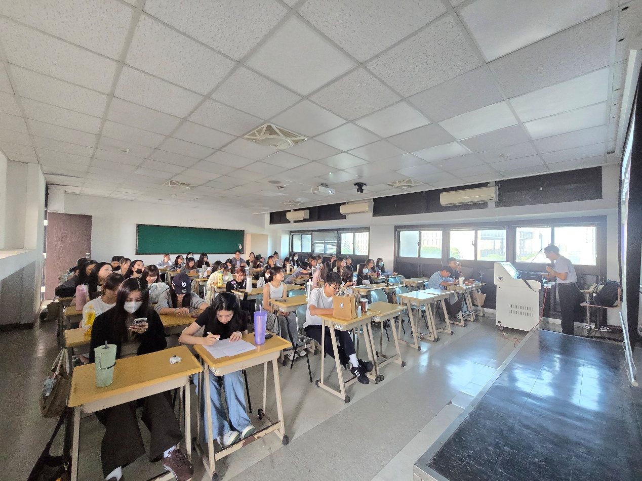 學生於一般教室連線參與講座